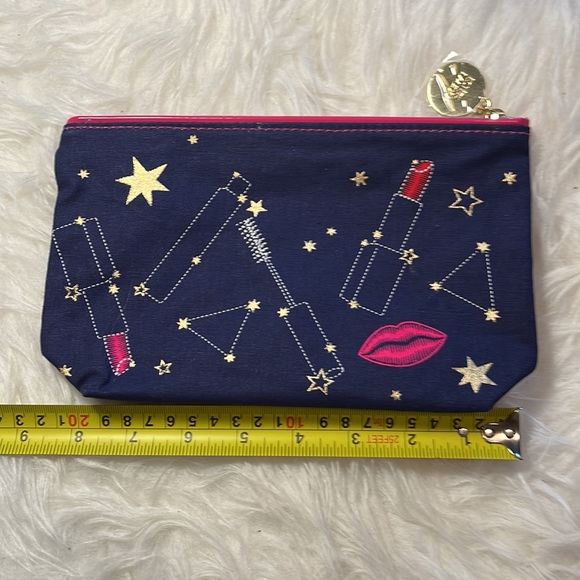 A gorgeous ESTEE LAUDER cosmetic bag 🐬 - Picture 5 of 7